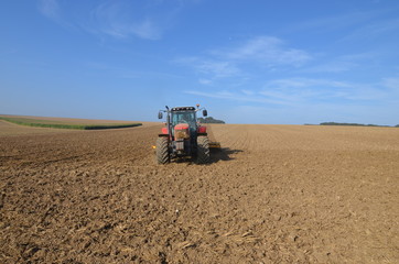 Obraz premium tracteur et labours