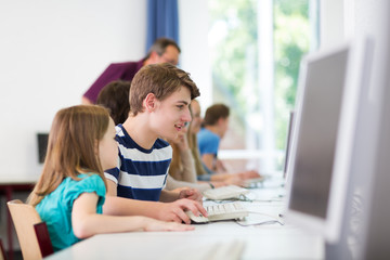 Teenager arbeiet in der Schule am Computer