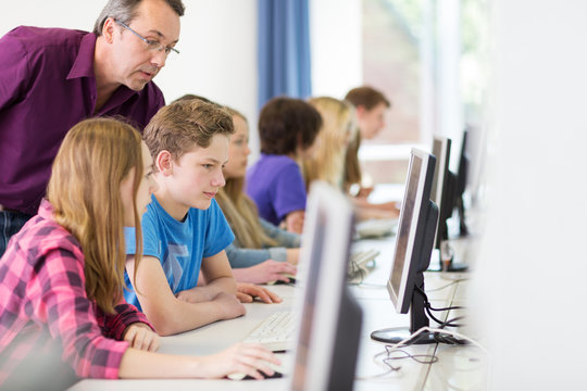 Teenager arbeiet in der Schule am Computer