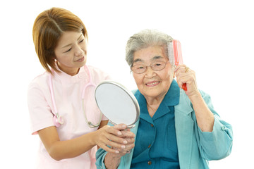 笑顔の高齢者と看護師