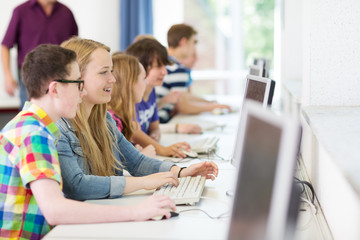 Teenager arbeiet in der Schule am Computer