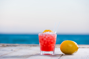Obraz premium Fresh cocktail on the beach