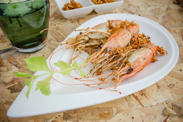 Fried shrimp with pepper and garlic