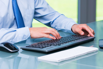 manager schreibt am computer