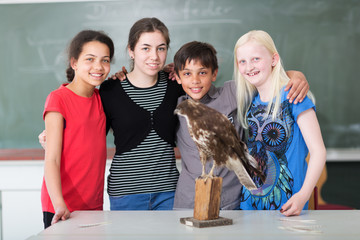 Schüler untersuchen Präparat