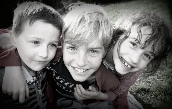 rire, amiti&eacute; d"enfants en s&eacute;pia