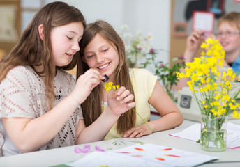Schüler untersuchen Pflanze im Bio-Unterricht