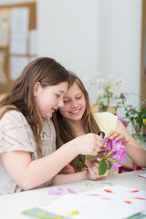 Schüler untersuchen Pflanze im Bio-Unterricht