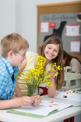 Schüler untersuchen Pflanze im Bio-Unterricht
