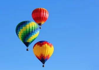 Cercles muraux Ballon montgolfières contre le ciel bleu