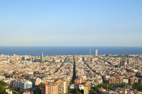 Blick auf Barcelona vom Parc del Guinardó mit der Sagrada Familia und dem Port Olímpic