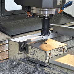 CNC Fräsmaschine im Maschinenbau // mechanical engineering