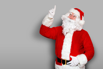 Fototapeta na wymiar Nikolaus zeigt mit dem Finger nach oben