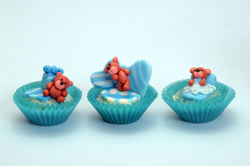 Dulce de animales y tortas para la fiesta infantil.