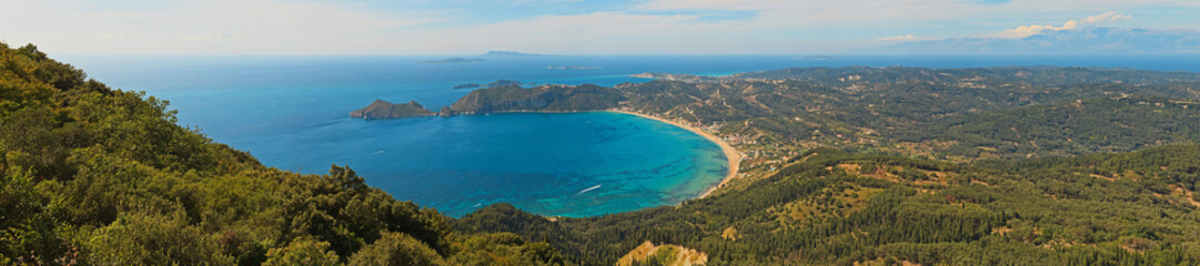 Fototapeta na wymiar Piękny panoramiczny strzał Paradise Bay z niebieskiej wody i nieba
