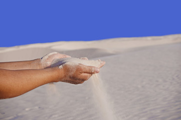 Sand rieselt durch Hände - Sanduhr