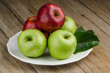 Apples in a ceramic white plate