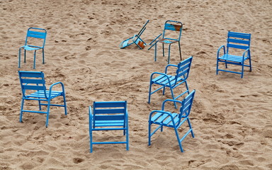 chaises en métal bleu sur le sable