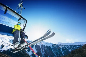 Photo sur Plexiglas Sports dhiver Emplacement du skieur sur les remontées mécaniques - ascenseur aux beaux jours et à la montagne