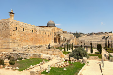 Fototapeta premium Al-Aqsa dome and old ruins in Jerusalem, Israel.