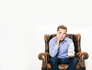 Fototapeta premium Junger Mann mit Kreditkarte
