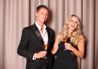 Glückliches Paar trinkt Sekt