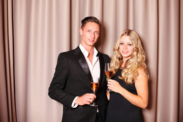 Pärchen trinkt Sekt