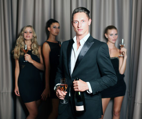 Mann mit drei Frauen