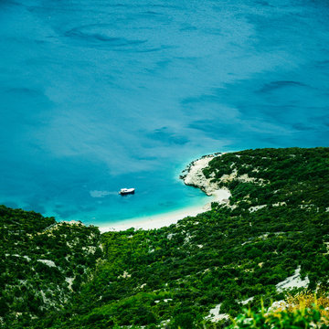 Bucht von  Lubenice auf Cres, Bucht mit tuerkiesem Wasser und wei&szlig;em Strand mit einem Boot in der Mitte, kroatische Insel, iland of croazia with turkley mar