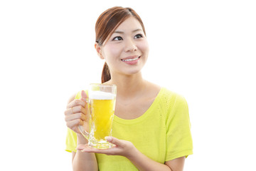 ビールを飲む笑顔の女性