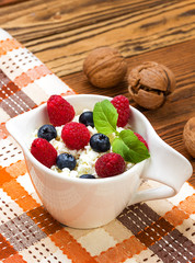 cottage cheese with berries