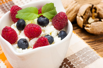 curds in ceramic dish with berries