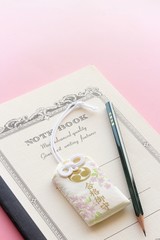 合格御守りと合格鉛筆と大学ノート