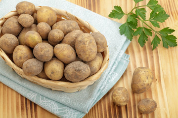 Rohe Kartoffeln in Körbchen