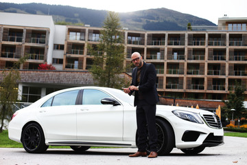 Geschäftsmann mit Auto