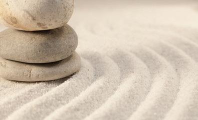 galets zen sur fond de sable