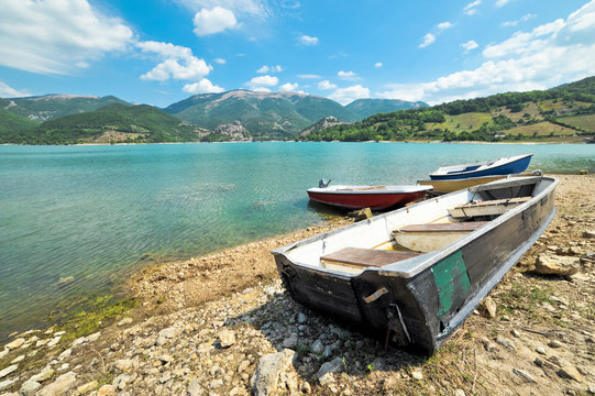 Barche sul Lago del Turano