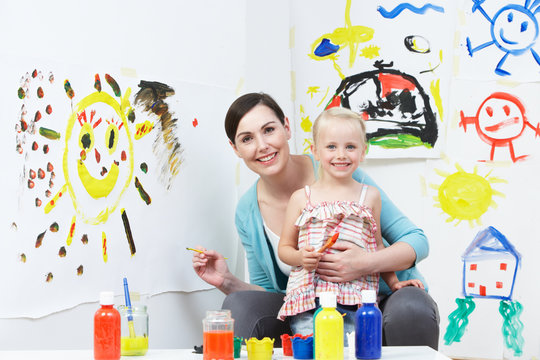 Teacher And Pupil In Pre School Art Class