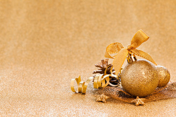 Weihnachtskarte mit goldener Kugel