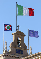 Obraz premium flags of Italian State on the Quirinal Hill, where houses the Pr