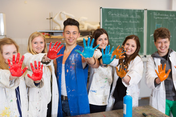 Schüler zeigen angemalte Hände