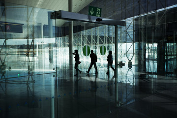 Obraz na płótnie Canvas Pasażerowie przechodzą przez terminal lotniska