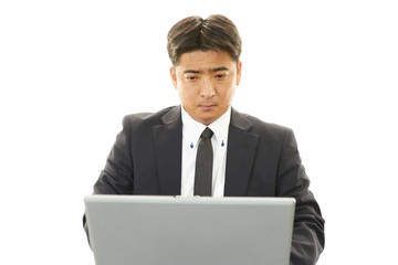 PCで仕事中の男性