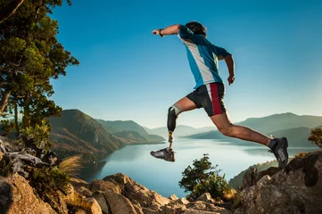 Papier Peint photo Lavable Jogging Hombre lisiado saltando en la montaña