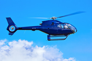 Obraz na płótnie Canvas Zaawansowane helikopter na niebie