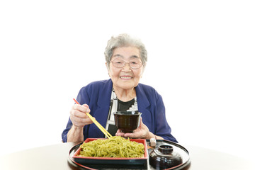 食事中の笑顔の年配者