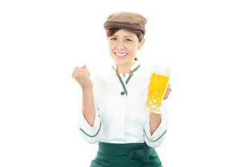 ビールを運ぶ笑顔のウエイトレス
