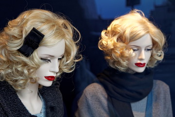 mannequin dans une vitrine
