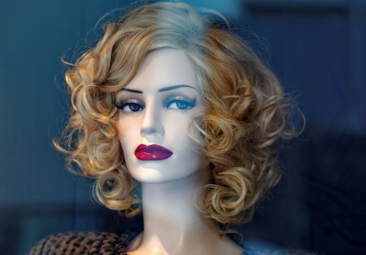 mannequin dans une vitrine