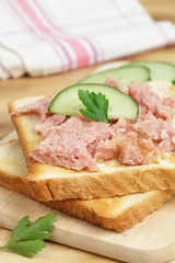 Toast mit Leberwurst und Gurke